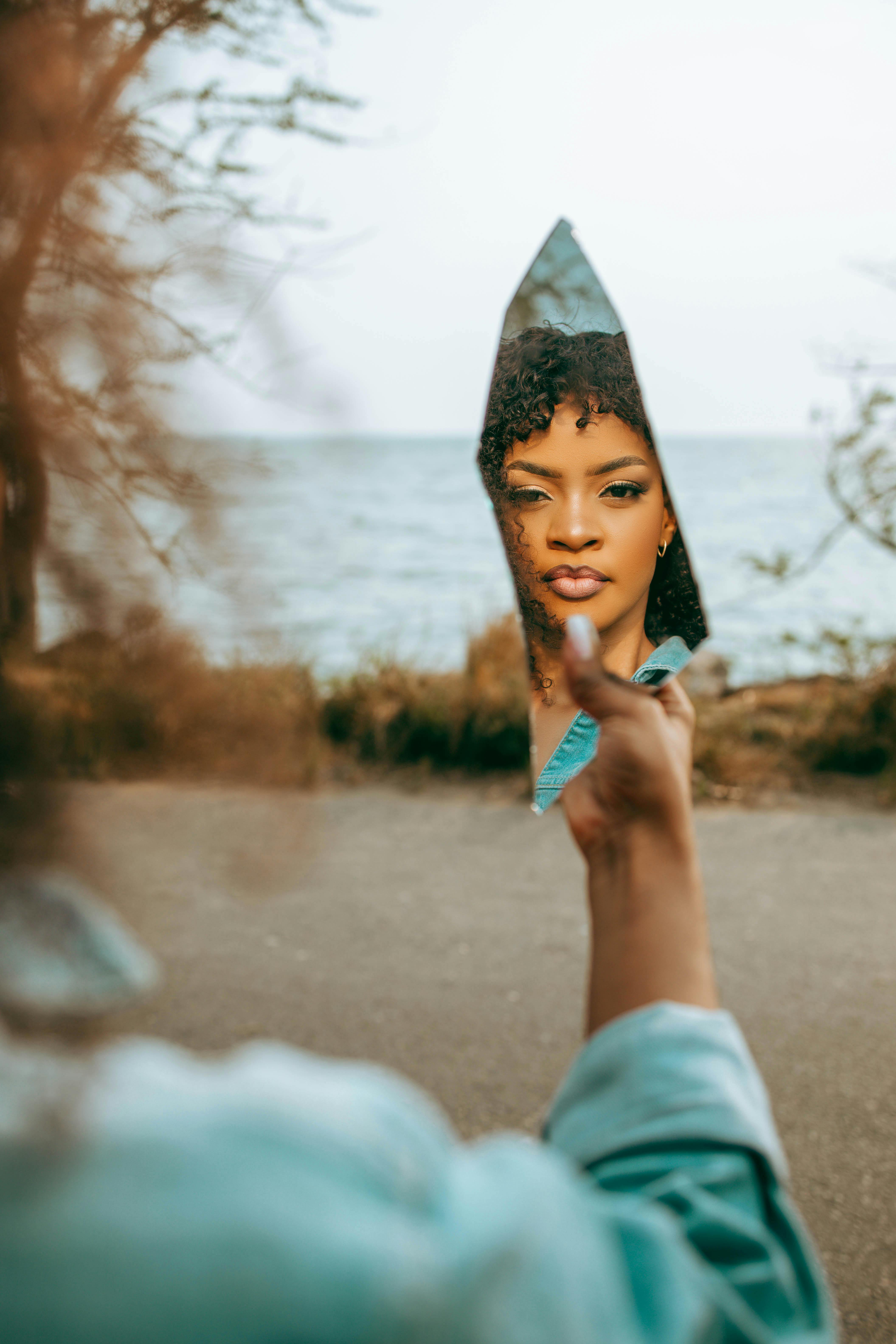 人物肖像与字幕氛围图片